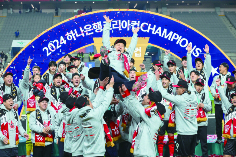 이강덕 포항시장은 지난달 30일 포항스틸러스가 서울월드컵경기장에서 열린 ‘2024 하나은행 코리아컵’ 결승전에서 연장전까지 이어지는 혈투 끝에 우승컵을 들어올리자 포항시민과 기업에 큰 힘이 될 것이라 밝혔다. 포항과 울산, 동해안 더비가 격돌한 이번 경기에는 서울에서 치러진 경기임에도 불구하고 이강덕 포항시장과 김일만 포항시의회 의장을 비롯해 포항시민·출향인 등 대규모 응원단 1만 4천여 명이 경기장을 찾아 대규모 퍼포먼스를 선보이는 등 뜨거운 응원전을 펼쳤다. <관련기사 4면> 김재원기자