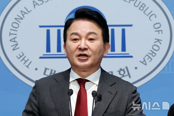 원희룡 전 국토교통부 장관이 12일 오전 서울 여의도 국회 소통관에서 윤석열 대통령 탄핵심판과 관련해 헌법재판소의 불공정성과 편향성 문제를 주장하는 기자회견을 하고 있다.뉴시스