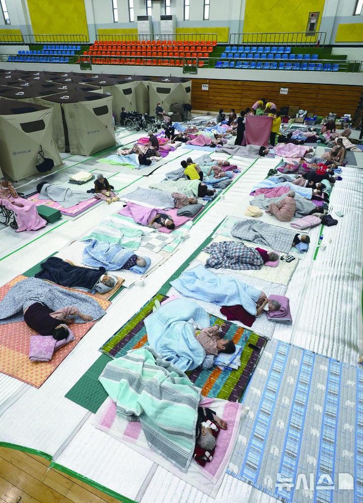 의성 산불 발생 사흘째인 24일 의성실내체육관임시 대피소에 이재민들이 휴식을 취하고 있다. 뉴시스