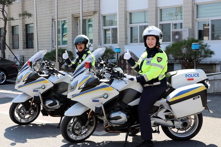 경북경찰청 최초 여자 경찰 싸이카(순찰용 오토바이) 요원이 탄생해 관심을 끈다.주인공은 상주경찰서 교통과 소속 이윤지(25) 순경이다.이 순경은 중앙지구대 근무 중 이번 상반기 인사이동으로 교통과 교통관리계 싸이카 요원으로 자리를 옮겼다. 일반 오토바이보다 운전이 힘든 싸이카 운전에 도전장을 내민 그는 279㎏(1250㏄)에 이르는 육중한 차체의 싸이카를 타고 상주 전역을 누비며 교통단속을 한다. 전국적으로도 싸이카를 타는 여경은 드물며 경북에서는 최초다.싸이카 순찰대원들은 교통소통, 순찰, 교통위반 차량 단속, 행사 기동 경호 등의 업무를 맡고 있다.구미 출신으로 2022년 12월 순경 공채로 경찰에 입문한 이 순경은 