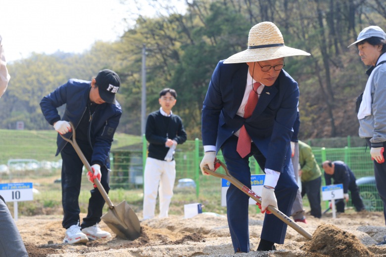 대구 수성구는 지난 10일 조일골 텃밭에서 고독사 위험군 주민을 위한 사회관계망 형성 프로그램인 ‘심는 즐거움, 거두는 기쁨’ 합동 씨뿌리기 행사를 개최했다. 이번 행사는 수성구청과 관내 4개 복지관(범물, 지산, 황금, 함장)이 함께 진행하는 텃밭 가꾸기 사업의 첫 시작으로, 참여자 30여 명이 모여 퇴비를 주고 씨앗을 뿌리며 서로 인사를 나누고 관계를 형성하는 시간을 가졌다. 앞으로 이들은 한 해 동안 작물을 함께 가꾸고 수확하며, 서로 지속적으로 교류하고 소통할 것으로 기대된다. ‘심는 즐거움, 거두는 기쁨’ 텃밭사업은 고독사 위험군을 대상으로 수성구 공영 도시농업농장(조일골, 천을산)을 무료 분양하고, 식물을 심고 가꾸는 활동을 통해 정서적 안정과 삶의 활력을 제공하는 프로그램이다. 수확한 농작물은 참여자의 식생활에 도움을 줄 뿐 아니라, 지역사회 나눔으로 이어져 참여자들의 성취감과 사회적 유대감 형성에도 도움이 될 것으로 기대된다. 윤기영기자