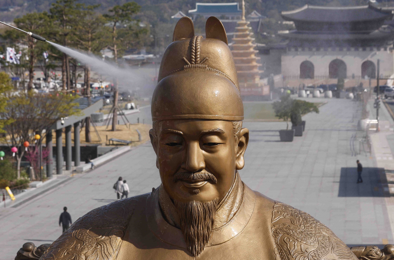15일 서울 종로구 광화문광장서 관계자들이 세종대왕 동상을 세척하고 있다. 뉴시스
