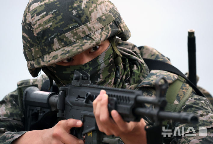 28일 오전 경북 포항시 북구 독석리 해안 일대에서 열린 해군·해병대 25년 전반기 합동상륙훈련 결정적 행동에서 해병대원이 사주경계를 하고 있다. 뉴시스