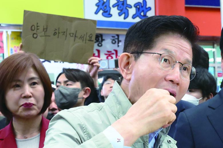 김문수 국민의힘 대선 후보가 6일 경북 포항시 죽도시장을 방문해 음식을 맛보고 있다.  <관련기사 6면>    뉴시스