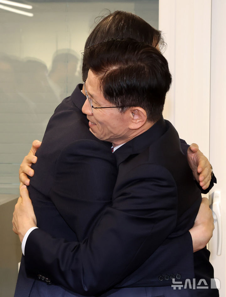 김문수 대선 후보가 11일 한덕수 전 국무총리와 회동하며 포옹하고 있다.