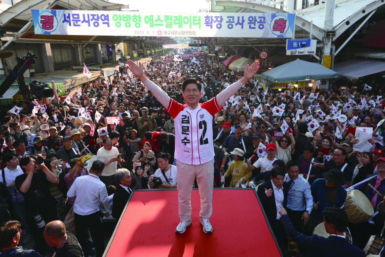 김문수 국민의힘 대선 후보가 12일 대구 중구 서문시장에서 시민들에게 지지를 호소하고 있다.  뉴시스