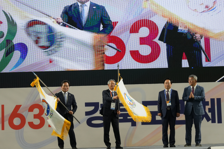 22개 시군, 1만 2천여 명의 선수단과 임원이 참가한 가운데 열띤 경쟁을 펼친 제63회 경북도민체육대회가, 12일 오후 17시 김천실내체육관에서 폐회식을 끝으로 성황리에 막을 내렸다. 이번 대회 폐회식에서는 도내 대형 산불로 큰 피해를 입은 시군에 대해 특별상을 수여해, 도민체전이 단순한 체육행사를 넘어 도민 간 상생과 연대의 가치를 실현하는 상징적인 장으로 자리매김하였음을 보여주었다. 한편, 개최지 김천시는 명실상부 ‘대한민국 스포츠 중심도시’로서의 면모를 유감없이 발휘하며, 대회 기간 지역의 인지도 제고와 첨단 미래산업의 거점 도시로서의 역량도 함께 부각하는 성과를 거두었다. 특히, 대회 기간 우천으로 인해 대회 일정의 차질이 우려되는 상황에서도 철저한 준비와 체계적인 경기 운영, 그리고 다채로운 문화행사 등을 통해 선수단과 관람객 모두로부터 큰 호응을 얻었으며, 결국 성공적인 대회 운영으로 마무리되었다. 대회 결과 종합성적 시부는 포항시가 1위를 차지하며 지난해 구미시에 내줬던 1위를 탈환한 가운데, 구미시와 김천시가 그 뒤를 이으며 개최지 김천시는 유종의 미를 거두는 데 성공했다. 군부는 칠곡군이 1위 자리를 지켰고, 종합점수에서 동점을 기록한 예천군(2위)과 울진군(3위)은 금메달 1개 차이로 종합 순위가 갈렸다. 이외에도 경주시와 청도군이 모범선수단상을 수상했고, 시부 입장상에는 1위 영천시, 2위 상주시, 3위 경산시가, 군부 입장상에는 1위 울릉군, 2위 봉화군, 3위 영덕군이 선정됐으며, 성취상은 김천시와 성주군에게 돌아갔다. 개인 시상에서는 시부 구미시 박건(4관왕, 구미시체육회, 수영) 선수와 군부 칠곡군 최윤채(4관왕, 경북체고2, 육상) 선수가 대회 최우수선수상에 선정되는 영예를 안았다. 더불어, 10명의 4관왕을 포함해 총 59명의 다관왕과 3개 종목(롤러, 수영, 육상)에서 30개의 대회신기록이 수립되는 등 풍성한 기록이 쏟아졌다.  이경미기자