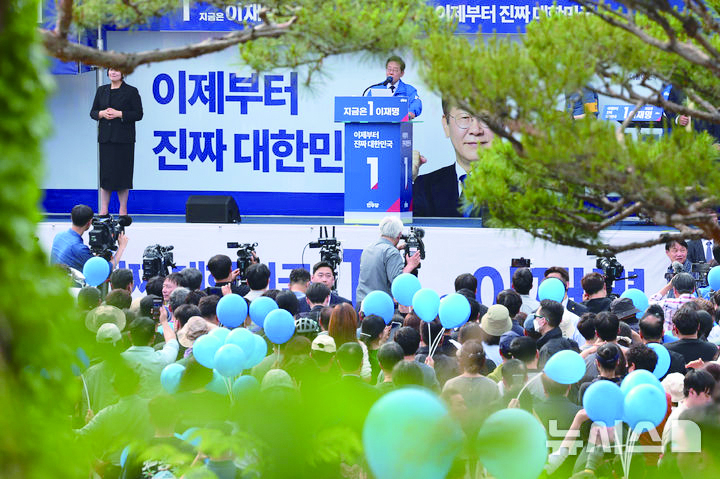 이재명 더불어민주당 대선 후보가 13일 경북 포항시 포항시청 광장에서 열린 유세에서 지지호소를 하고 있다.