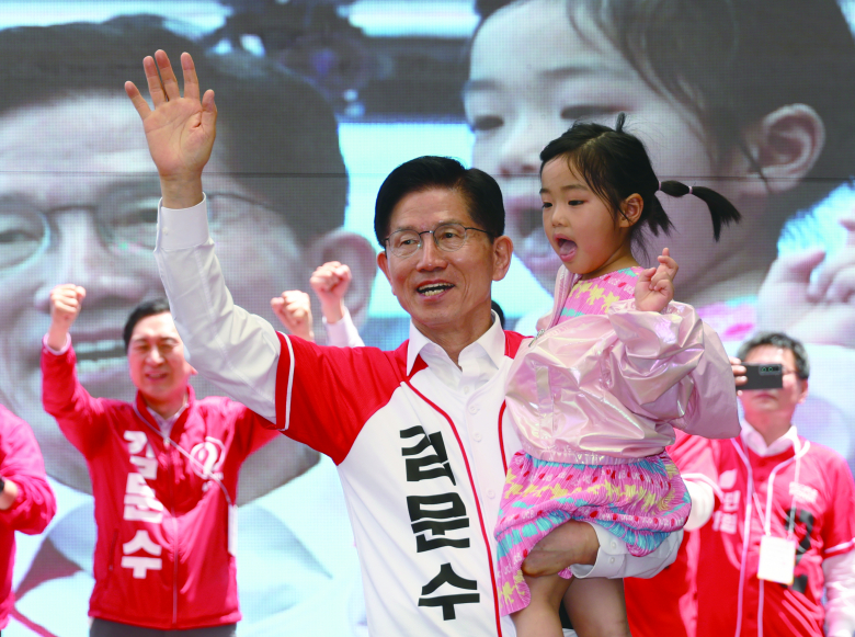 김문수 국민의힘 대선 후보가 13일 울산 남구 뉴코아아울렛 앞에서 사위 동생의 딸을 안고 유세를 하고 있다.