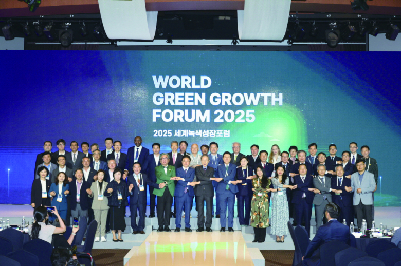 14일 포항 라한호텔에서 열린 2025 세계녹색성장포럼(WGGF) 개막식 비전선포식 후 기념촬영.