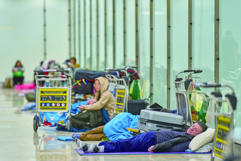 지난 15일(현지 시간) 스페인 마드리드의 아돌포 수아레스 마드리드-바라하스 공항 4터미널 바닥에서 사람들이 잠을 자고 있다. 공항 당국은 터미널 내에 증가하는 노숙자 문제로 일부 시간대에 탑승권이 없는 사람들의 출입을 제한할 것으로 전해졌다. 뉴시스