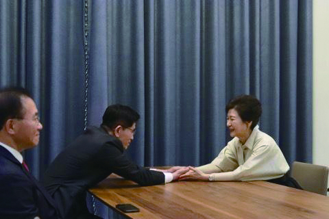 김문수 국민의힘 대선 후보가 24일 대구 달성읍 박근혜 전 대통령 사저에서 박 전 대통령을 예방하고 있다. 뉴시스