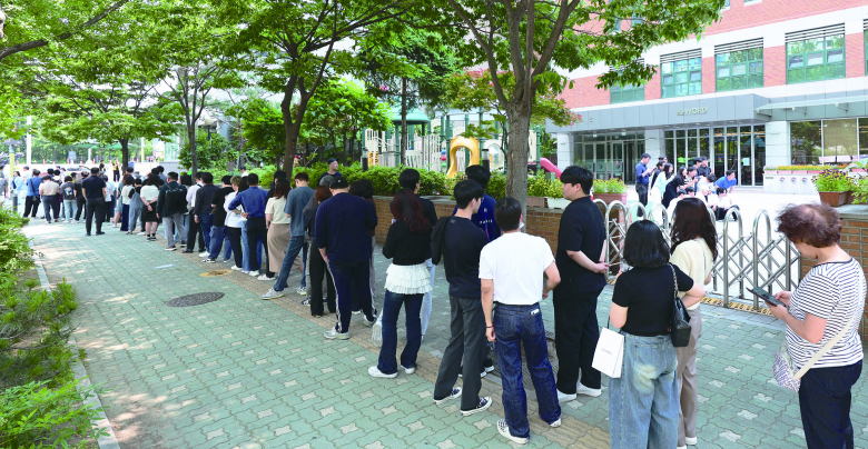 시민들이 제21대 대통령 선거 사전투표의 첫날인 29일 오후 서울시 영등포구 여의동주민센터에 마련된 사전투표소에서 투표를 하기 위해 대기하고 있다. 뉴시스