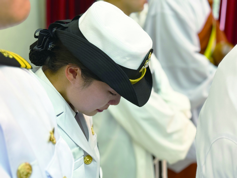 1일 해군 해군항공사령부 강당에서 해상초계기(P-3CK) 순직 승무원들의 영결식이 엄수된 가운데 한 장교가 눈물을 흘리고 있다. 뉴시스