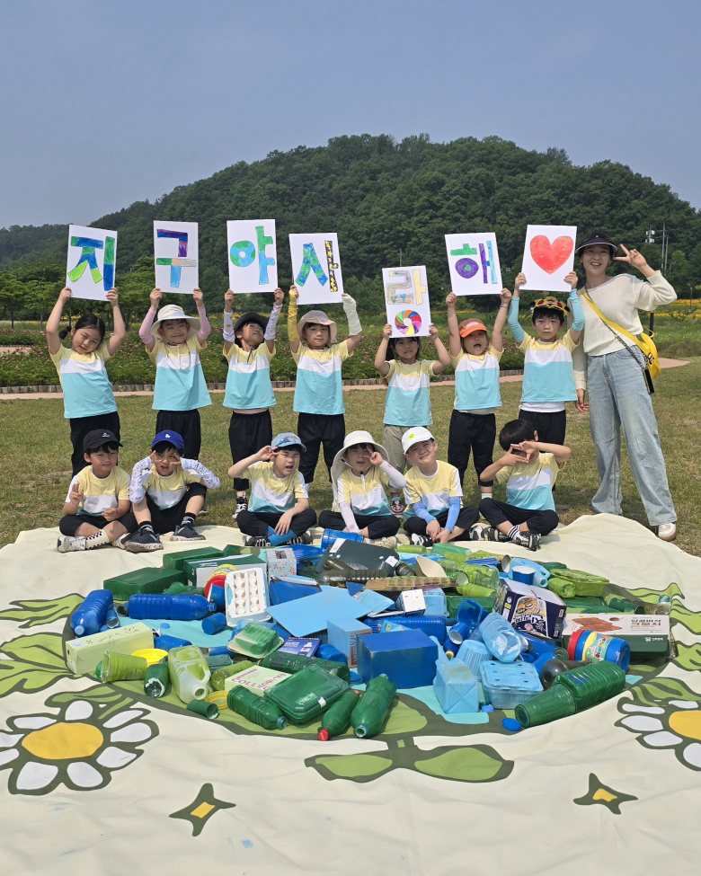 경북교육청이 환경의 날(6월 5일)을 맞아 학생들과 함께하는 생태환경 실천 캠페인 ‘낙동강 쓰담쓰담 생태잇기’를 올해도 이어간다고 밝혔다.올해 캠페인은 ‘쓰레기는 줍GO, 생태는 잇GO, 낙동강을 살리GO!’라는 슬로건 아래, 기존 중ㆍ고등학생 중심에서 유치원생까지 참여 대상을 넓혀 환경 실천 교육을 강화한 것이 특징이다. 지난달 28일에는 안동강남초 병설유치원 원생들이 안동 낙동강변 일대에서 쓰담달리기 활동에 참여했다. 원생들은 고사리손으로 쓰레기를 줍고, 수거한 폐품으로 ‘지구야 사랑해’라는 의미의 창작 활동까지 펼치며 생태 감수성을 높이는 시간을 가졌다. 이경미기자