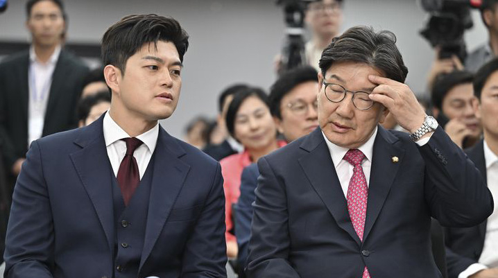 김용태 국민의힘 비상대책위원장과 권성동 원내대표가 4일 서울 여의도 중앙당사에서 열린 제21대 대통령선거 국민의힘 중앙선거대책위원회 해단식에서 대화를 나누고 있다.