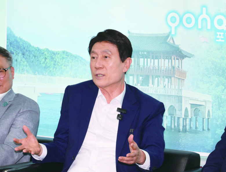 이강덕 포항시장이 4일 시청 브리핑룸에서 기자간담회를 열고 지역경제 활력 회복과 민생 안정을 위한 시정 운영 방향을 밝히고 있다.