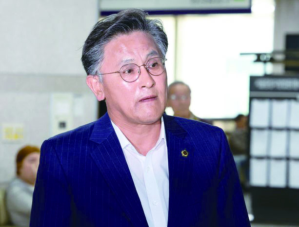 금품을 받은 혐의로 구속영장이 청구된 박성만 경북도의회 의장이 지난달 30일 서울중앙지방법원에서 열린 구속 전 피의자 심문에 출석하고 있다.