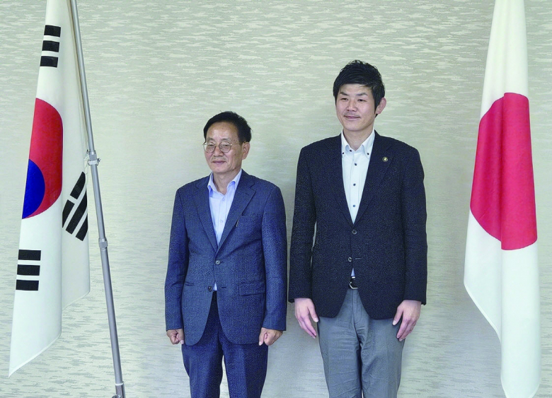 포항시는 일본 마이즈루시를 방문해 정기 크루즈 운항과 카페리 노선 개설을 중심으로 물류·관광 교류 확대를 논의했다.