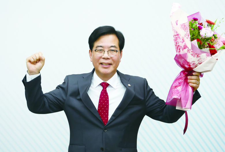 송언석 국힘 신임 원내대표가 16일 서울 여의도 국회에서 열린 2025 국민의힘 원내대표 선출 의원총회에서 선출 후 포즈를 취하고 있다. 뉴시스