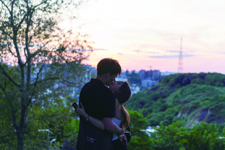 16일(현지 시간) 우크라이나 키이우에서 공습경보가 울리는 가운데 젊은 남녀가 입맞춤하고 있다.뉴시스