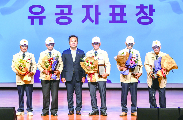 경북도는 6.25전쟁 의의를 되새기면서 나라 사랑 정신과 안보 의식을 고취하고, 6.25참전 유공자에 대한 깊은 존경과 감사, 호국영웅의 희생과 공헌을 기리는 제75주년 6.25전쟁 기념행사를 25일 영주문화예술회관에서 개최했다. 이날 행사에는 김학홍 경북도 행정부지사, 임종식 도교육감, 이재훈 영주시장 권한대행, 보훈단체장, 참전유공자 등 500여 명이 참석한 가운데 진행됐다. 경북도, 영주시, 대한민국 6.25참전유공자회 경북도지부가 주관한 제75주년 6.25전쟁 기념행사는 ‘영웅들이 지킨 나라, 이어나갈 대한민국’을 주제로, 6.25참전유공자의 희생과 헌신을 기리고, 6.25전쟁의 역사적 교훈을 되새기며, 미래 세대에게 한반도 평화의 소중함과 안보 의식을 고취한 자리다. 이날 국악혼성듀엣, 영주어린이합창단의 공연을 시작으로 호국보훈 주제공연, 유공자 표창, 6.25노래 제창, 만세삼창, 6.25전쟁을 바로 알리기 위한 6.25전쟁 사진전 등 참석자 모두가 참여하는 다채로운 행사로 진행됐다. 김학홍 경북도 행정부지사는 기념사에서 “경북도는 참전유공자의 명예를 드높일 수 있도록 최고의 예우로 보답하고, 국가유공자가 존경받는 보훈 문화가 우리 사회에 더욱 확산하도록 최선을 다해 자유와 평화의 고귀한 가치가 후손들에게 온전히 계승될 수 있게  노력하겠다”고 말했다. 이경미기자