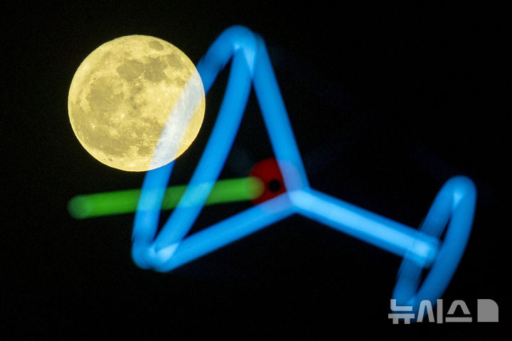 지난 10일(현지 시간) 미 아이다호주 루이스턴에서 7월 보름달 '벅 문'(Buck Moon)이 한 상점 간판 뒤로 떠오르고 있다. '벅 문'은 북미 원주민들의 명칭으로 수사슴(buck)의 뿔이 여름철 급속히 자라는 시기를 의미한다. 뉴시스