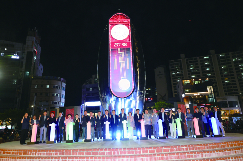 포항시는 지난 26일 영일대해수욕장에서 해양관광도시 포항의 새로운 랜드마크가 될 ‘빛의 시계탑’ 준공식을 성황리에 개최했다. 이날 행사에는 이강덕 포항시장, 김일만 포항시의회 의장, 지역 주요 인사와 시민, 관광객 등 300여 명이 참여한 가운데 경과보고와 감사패 수여, 기념사, 퍼포먼스, 드론라이트쇼 등 다채로운 프로그램이 진행됐다.  ‘빛의 시계탑’은 노후된 기존 시계탑을 철거하고, 해양관광도시 포항의 정체성과 미래 비전을 담은 상징물로, 디자인은 수평선 위로 떠오르는 태양과 바다, 빛과 파도의 이미지를 형상화했으며, 준공식이 개최된 밤에는 LED 패널 조명으로 아름다운 야경을 연출해 눈길을 끌었다.  오대송기자