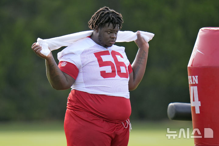 미국프로풋볼(NFL) 역사상 최고 몸무게로 입단해 화제를 모은 신인 데스먼드 왓슨(탬파베이 버커니어스)이 훈련을 연기하고, 체중 감량에 돌입했다. 토드 볼스 탬파베이 감독은 27일(한국시간) AP통신과 인터뷰를 통해 