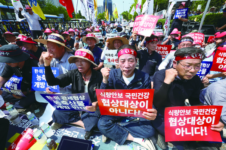 28일 서울 용산구 대통령 인근에서 열린 한-미 상호관세 협상 농축산물 개방 반대 전국농축산인 결의대회에서 한국농축산연합회와 한국종합농업단체협의회, 축산관련단체협의회, 농민의 길 등 농민단체 소속 단체장들과 농민들이 구호를 외치고 있다. 뉴시스
