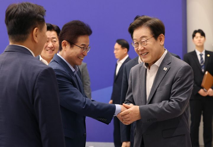 “암 낫게 해드려야죠”<br>이재명 대통령(오른쪽)과 이철우 경북지사가 지난 1일 대통령실에서 열린 '2025년 시도지사 간담회'에서 손을 맞잡고 인사하고 있다.