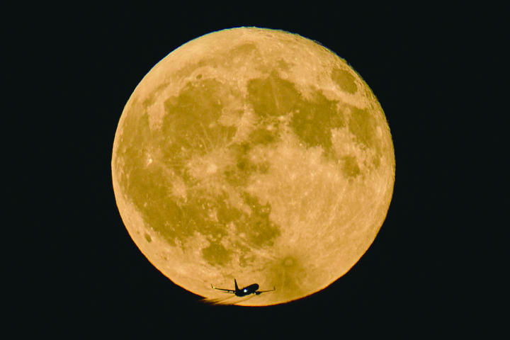 9일(현지 시간) 스페인 캄포레알 상공에서 항공기 한 대가 8월 보름달인 '철갑상어달'(Sturgeon Moon) 앞을 비행하고 있다. '철갑상어달'이라는 이름은 북미 원주민들이 철갑상어가 가장 많이 잡히는 8월에 뜨는 달이라고 해서 생겨났다. 뉴시스
