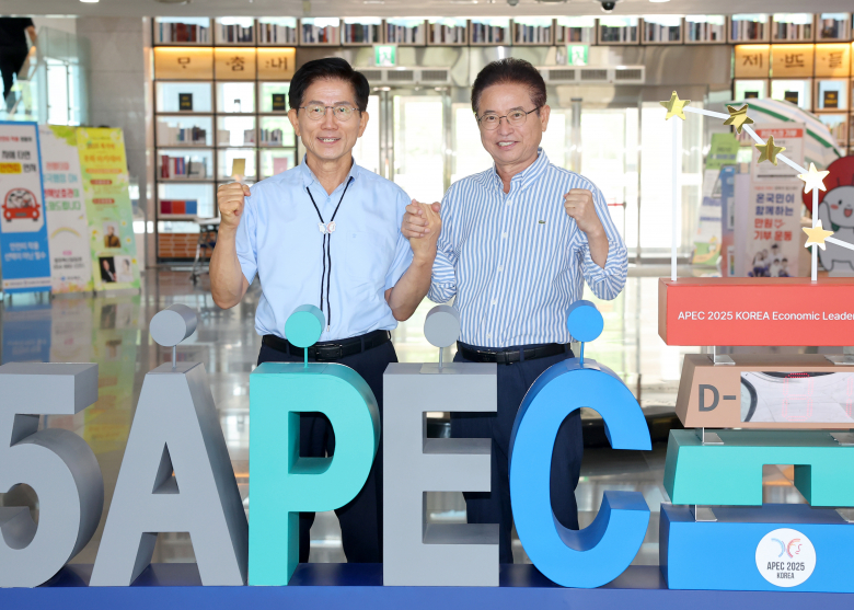 이철우 경북도지사는 11일 경북도를 찾은 김문수 국민의힘 당 대표 후보를 만나 APEC 성공개최 등 도정 주요 현안에 관해 의견을 나눴다. 이날 도청을 방문한 김문수 후보는 이 도지사를 만나 “이 지사님의 밝은 모습을 보니 건강을 되찾으신 것 같다”며 이 지사의 건강 회복에 반가움을 전했다. 이어 “이 지사께서 빨리 쾌유하셔서 2025 APEC 정상회의 성공개최와 경북도정을 위해 더욱 힘써달라”고 말했다. 이에 이 도지사는 “바쁘신 가운데에도 이렇게 경북도를 찾아줘서 고맙다”고 감사를 표하며, “앞으로도, 경북도정의 현안이 잘 추진될 수 있도록 많은 도움을 바란다”고 화답했다. 이경미기자