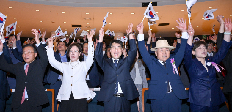 대구시는 제80주년 광복절을 맞이해 지난 15일  대구오페라하우스에서 김정기 시장 권한대행을 비롯한 기관·단체장, 광복회원, 보훈단체장 등 500여 명이 참석한 가운데 경축식을 개최했다. 이번 경축식은 일제로부터 빼앗긴 국권 회복을 경축하고, 광복절의 참된 의미와 순국선열의 헌신을 기리며, 애국정신의 계승을 통한 국가발전을 다짐하는 의미를 담아 시민들과 함께하는 행사로 마련됐다.행사는 소프라노 이영규의 오페라 아리아 ‘초인 264’로 서막을 열고, 국민의례, 기념사, 독립유공자 포상, 경축사, 축하공연, 만세삼창 순으로 진행됐다. 윤기영기자