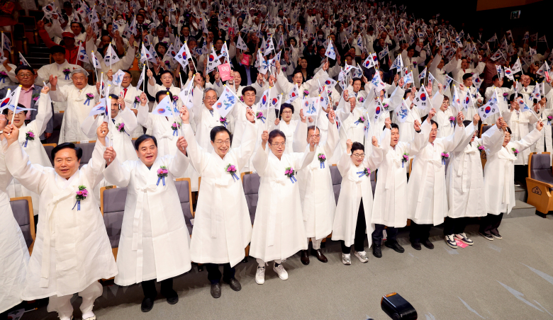 경북도는 지난 15일 도청 동락관에서 독립유공자 유가족 370명을 포함해 700여 명이 참석한 가운데 제80주년 광복절 경축식을 열었다. 이날  이철우 도지사를 비롯해 최병준 도의회 부의장, 임종식 도 교육감, 정대영 경북광복회장, 임이자 국회기획재정위원장, 구자근 국민의힘 경북도당위원장, 이만희 의원 등 지역 국회의원, 시장·군수, 도의원, 보훈단체, 사회단체 등 각계각층의 인사가 대거 참석해 80년 전 광복의 기쁨과 함께 오늘날 대한민국을 있게 한 경북 출신 독립운동가 2,522명의 이름을 한분 한분 되새기며 감사의 마음을 전했다. 경축식은 지역 출신 개그단의 광복의 기쁨을 표현한 연극공연과 지역 대학 음대 교수들로 구성한 남성 성악 4중창의 식전 공연을 시작으로 국민의례, 광복회장 기념사, 유공자 표창 수여, 도지사 경축사, 김천 동부초등학생 독도 플래시몹 공연 등 순으로 진행됐다. 이경미기자