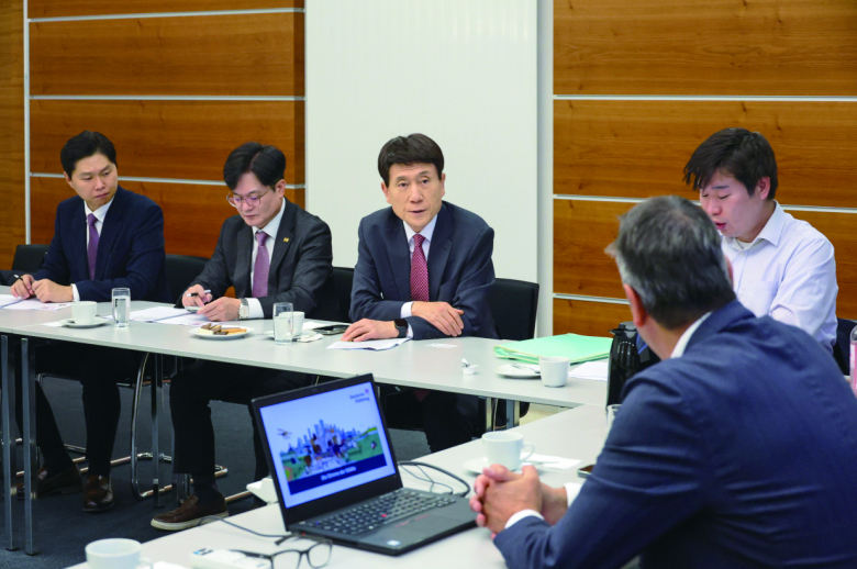대한민국대도시시장협의회장 자격으로 5일(현지 시각) 독일 베를린을 방문한 이강덕 경북 포항시장이 도시협의회와 연방상원 등 주요 기관을 방문해 지방 분권 선진 사례를 살펴보고, 대한민국 대도시와 포항의 자치 역량 강화를 위한 발전 방향을 모색했다. 사진은 이 시장이 독일 도시협의회를 방문해 지방 정부와 주정부 간 협력 방식 등을 살피는 모습.