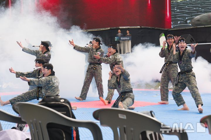 칠곡군 칠곡보 생태공원에서 열리는 제12회 칠곡낙동강평화축제장 특설무대에서 육군 태권도 시범단이 태권도 시범을 보이고 있다. 뉴시스