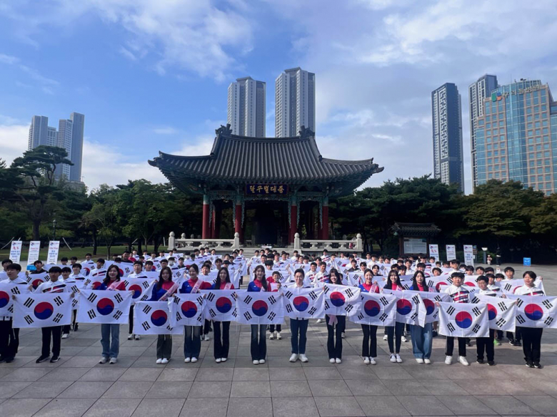 대구시는 25일 독도의 날을 맞아, 24일(금) 오전 국채보상운동기념공원 달구벌대종 앞에서 독도사랑 플래시몹을 펼쳤다. 행사에는 중앙중학교 학생, 미스 대구·경북 등 150여 명이 참여했다. 올해는 고종황제가 대한제국 칙령 제41호(1900.10.25.)로 독도 주권을 선포한 지 125주년이 되는 해로, 대구시는 이를 기념하기 위해 플래시몹으로 독도의 중요성과 역사적 가치를 되새겼다. 참가자들은 독도사랑 티셔츠를 착용하고, 대구 시민정신이 깃든 국채보상운동기념공원에서 태극기를 활용한 열정적인 율동으로 독도의 소중함과 주권의 의미를 시민들에게 전했다.  윤기영기자