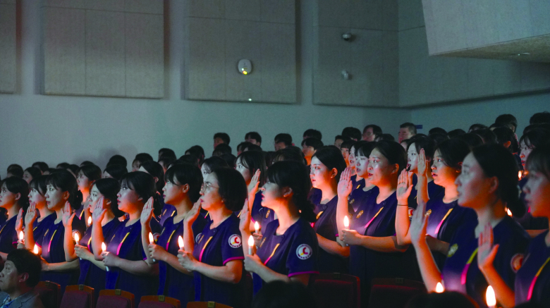 수성대학교는 제55회 나이팅게일 선서식을 개최했다고 10일 밝혔다. 임상 실습에 나설 예비간호사 2학년 문민기 등 185명의 학생들은 제55대 나이팅게일로 선출된 4학년 정회경 학생을 따라 전문 간호인으로서 인간의 생명을 존중하고 간호받는 환우들의 안녕을 위해 헌신할 것을 다짐했다. 한편, 선서식에는 박미경 수성대학교 간호대학 총동창회 부회장, 류정선 아우라 뷰티라운지 원장, 박선옥 해바라기 요양보호사 교육원 원장, 김혜영 W병원 간호부장, 이환주 수성구보건소 건강증진과 팀장, 하현재 법무부 대구지방교정청 밀양구치소 간호주사 등 관계자들이 참석했다. 박경철기자