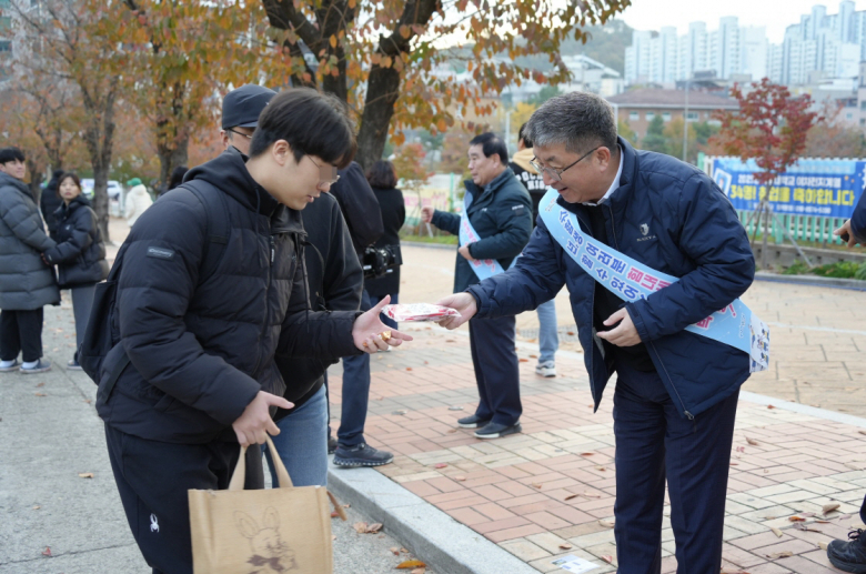 장상길 포항시 부시장을 비롯한 간부 공무원들이 2026학년도 대학수학능력시험일인 13일 지역 내 12개 시험장을 방문해 수험생과 학부모, 자원봉사자들을 격려했다. 장상길 부시장은 이날 포항이동고등학교를 방문해 “오랜 시간 준비해 온 수험생들이 긴장하지 말고 침착하게 시험을 치러 본인의 능력을 최대한 발휘하고 좋은 결과 얻길 바란다”고 응원을 전했다. 또한 시험장 앞에서 수험생을 응원하며 추운 아침부터 교통지도를 돕는 자원봉사자들과 수험생을 뒷바라지한 학부모들에게 감사의 인사를 전했다. 	오대송기자
