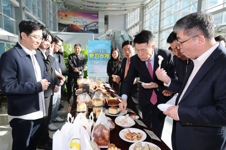 포항시는 17일 시청 2층 솔라갤러리에서 ‘빵지순례 시식회 및 장학금 전달식’을 열고 지역 베이커리 산업과의 상생 프로젝트인 ‘베이크 더 포항(Bake the Pohang)’ 사업을 본격 추진했다. 이번 행사는 대한제과협회 포항시지부와 함께 마련된 미식 체험 행사로, ‘포항 빵지순례’ 참여 매장들이 만든 특색 있는 빵을 시민들에게 선보이고, 판매 수익금 일부를 장학금으로 전달하는 ‘맛과 나눔이 함께하는 축제의 장’으로 마련했다. 이날 시식회에는 김미숙 대한제과협회 포항시지부장을 비롯해 지역 베이커리 12개소(폴인브레드, 러블랑, 헤이안, 어니스크 장성점, 황일식과자점, 임춘복과자점, 빵나무이야기, 아임베이커, 구룡포 호랑이 바나나 글라세, 시민제과, 두낫디스터브효자, 퀸즈브레드)가 참여했다.   각자의 시그니처 제품을 전시·시식했고, 지역 식재료와 쌀을 활용한 ‘포항형 로컬 베이커리’도 선보여 시민들의 발길을 끌었다. 또한 행사에서 발생한 판매 수익금 일부는 포항시 장학회를 통해 지역 인재 육성 장학금 120만 원으로 전달돼 의미를 더했다. 오대송기자