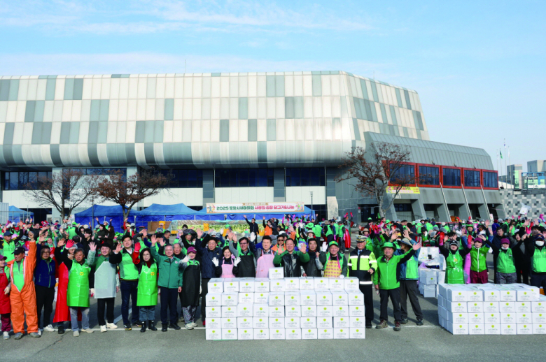 포항시새마을회는 복지 사각지대에 놓인 취약계층의 따뜻한 겨울나기를 돕기 위해 ‘사랑의 김장 담그기&나눔 행사’를 개최했다. 이번 행사는 포항시새마을회가 주최하고 새마을지도자포항시협의회와 포항시새마을부녀회가 주관했으며, 21일부터 24일까지 4일간 포항종합운동장 주차장에서 진행됐다.  24일 김장 마무리 행사에는 이강덕 포항시장, 김일만 포항시의회 의장, 지역구 시·도의원들이 참석해 읍면동 회원들을 격려하고 김장 담그기 행사에 직접 참여해 힘을 보탰다.  만들어진 김장 김치 1만 포기는 지역 내 독거노인, 저소득층, 사회복지시설 등 3,000가구에 전달될 예정이며 각 읍면동 단위 김장 행사도 25일부터 별도로 진행된다.  올해 김장 행사에는 새마을지도자포항시협의회, 포항시새마을부녀회, 직장·공장새마을운동포항시협의회, 새마일문고포항시지부, 새마을교통봉사대포항시지대, 포항시청년새마을연대 지도자 및 포항세무서 직원 등 1,500여 명이 참여하며 따뜻한 나눔을 실천했다. 오대송기자