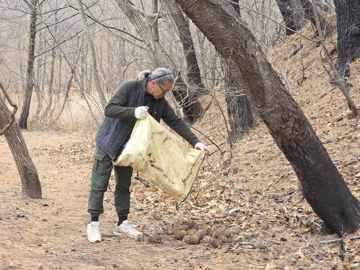 경북 영양군 장구메기습지 인근 주민들이 먹이주기 활동을 전개하고 있다. <영양군 제공>