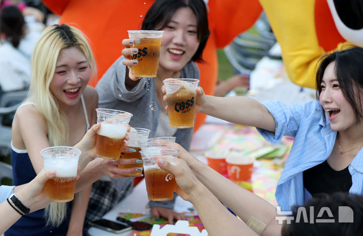 대구 달서구 두류공원 2.28 자유광장에서 열린 ‘2025 대구 치맥 페스티벌’을 찾은 시민들이 시원한 맥주와 치킨을 먹으며 축제를 즐기고 있다. <뉴시스>