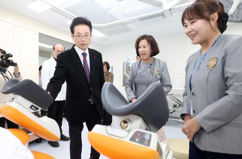 이철우 경북도지사가 29일 김천 공공산후조리원을 방문해 시설을 둘러보고 있다.<경북도 제공>