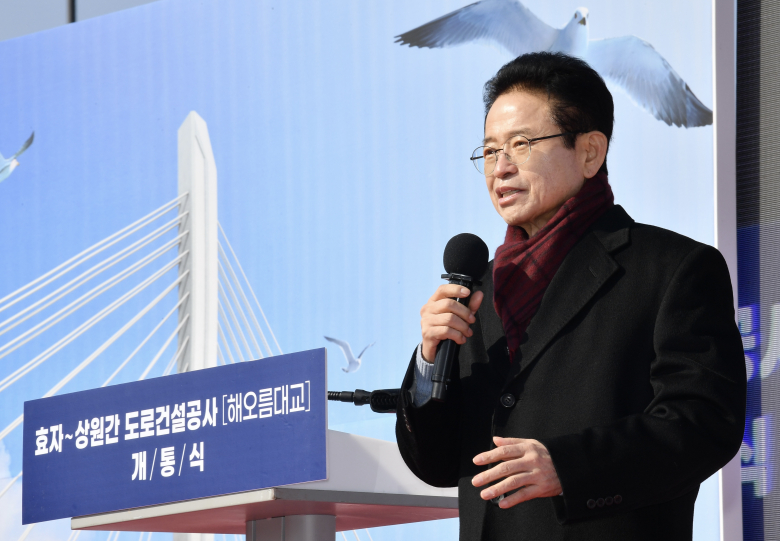 포항시는 지난달 31일 남구 송도동 송도부두 일원에서 ‘효자~상원 간 도로건설공사(해오름대교) 개통식’을 개최했다. <경북도 제공>