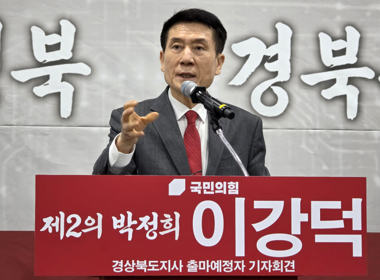 이강덕 경북 포항시장이 2일 구미시 구미코에서 기자회견을 갖고 6·3지방선거 경북도지사 출마를 선언하고 있다. 이 시장은 기자회견에서 “경북의 미래를 위해 ‘제2의 박정희’가 되겠다”며 “박정희 대통령께서 평생을 조국과 민족을 위해 헌신하셨듯 저 이강덕은 제 삶을 경북과 도민을 위해 온전히 바치기 위해 출마를 결심했다”고 밝혔다.뉴스1