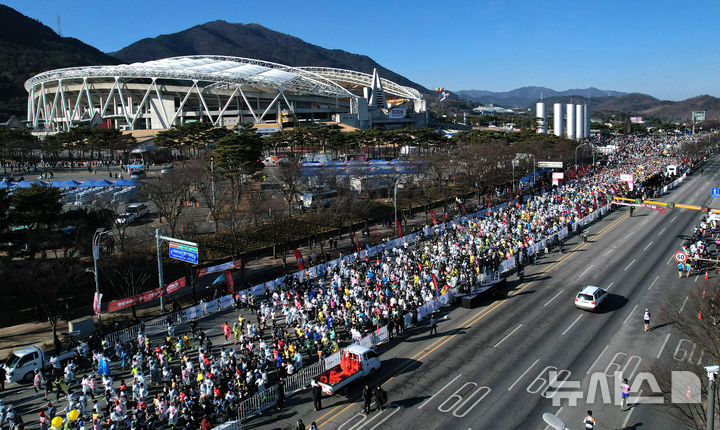 지난 2025년 5월23일 오전 대구 수성구 대구스타디움에서 열린 ‘2025 대구마라톤대회’에서 참가자들이 힘차게 출발하고 있다. 뉴시스