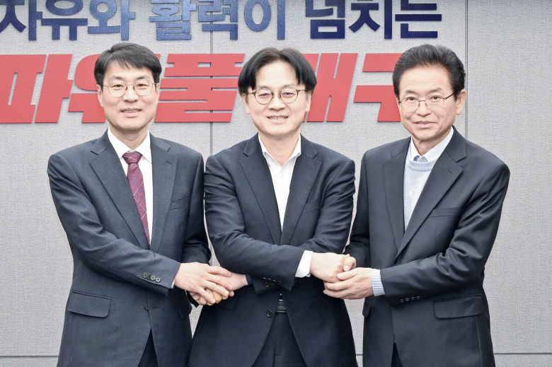 산업통상부와 대구시·경북도가 5일 오후 대구시청 산격청사에서 '대경권 5극 3특 성장엔진 전략산업 현장간담회'를 열고 있다. 왼쪽부터 김정기 대구시장 권한대행, 김정관 산업통상부 장관, 이철우 경북도지사<경북도 제공>