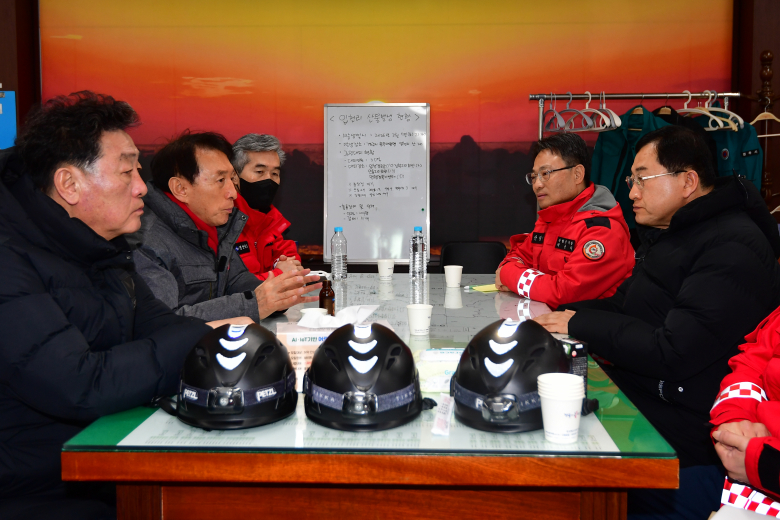 김석기 국민의힘의원과 주낙영 경주시의장, 이동협 경주시의장, 박은식 산림청 차장이 8일 산불현장본부가 마련된 문무대왕면 행정복지센터에서 진화 계획 등에 대해 논의하고 있다. 이날 소방청은 신속한 진화 작업을 위해 국가소방동원령을 발령했다. 뉴스1